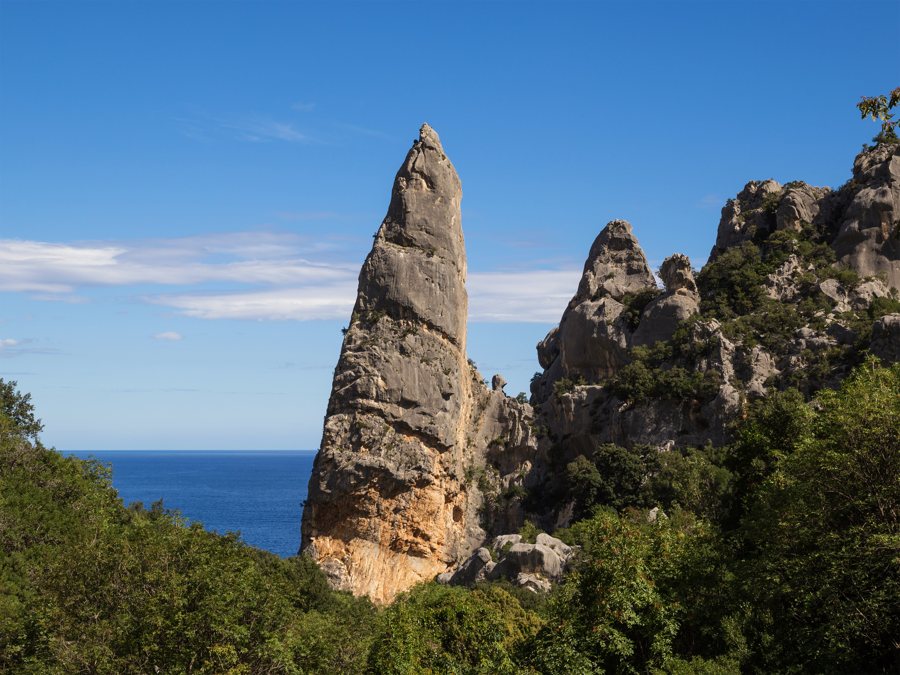 Küstenblick auf die Cala Goloritzé auf Sardinien