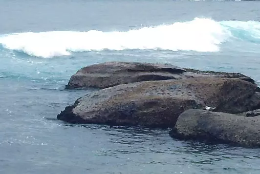 Wellen an der Küste von Sardinien